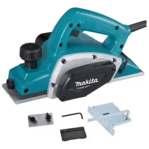 Plaina para madeira Makita M1902G **Descrição do Produto:** A Plaina para madeira Makita M1902G é uma ferramenta elétrica robusta e eficiente, projetada para trabalhos de carpintaria e marcenaria. Ideal para aplainar, chanfrar e ajustar superfícies de madeira, esta plaina oferece precisão e facilidade de uso. **Características Técnicas:** - **Marca:** Makita - **Modelo:** M1902G - **Potência:** 500W - **Velocidade:** 16.000 RPM - **Largura de Corte:** 82 mm - **Profundidade de Corte:** Ajustável até 2 mm - **Profundidade de Rebaixo:** 9 mm - **Peso:** Aproximadamente 2,7 kg - **Tensão:** 220V **Características Funcionais:** - **Design Ergonômico:** A plaina possui um design ergonômico que facilita o manuseio e proporciona maior conforto durante o uso prolongado. - **Botão de Trava:** Inclui um botão de trava para operação contínua, permitindo maior controle e segurança. - **Base de Alumínio:** A base é feita de alumínio resistente, garantindo durabilidade e estabilidade durante o uso. - **Ajuste de Profundidade:** Equipado com um botão de ajuste de profundidade, permite configurações precisas para diferentes tipos de trabalho. - **Lâminas Duplas:** Possui lâminas duplas que proporcionam um acabamento suave e uniforme. - **Saída de Pó:** Inclui uma saída de pó para conectar a um aspirador, mantendo a área de trabalho limpa. **Acessórios Inclusos:** - Chave de ajuste - Guia paralela - Adaptador para extração de pó - Lâminas de corte **Aplicações:** - Aplainar superfícies de madeira - Chanfrar bordas - Ajustar portas e janelas de madeira - Trabalhos de carpintaria em geral **Dimensões do Produto:** - **Comprimento:** Aproximadamente 285 mm - **Largura:** Aproximadamente 158 mm - **Altura:** Aproximadamente 158 mm **Material do Corpo:** - Plástico resistente e base de alumínio A Plaina para madeira Makita M1902G é uma ferramenta essencial para profissionais e entusiastas da marcenaria, oferecendo precisão, eficiência e durabilidade para uma variedade de aplicações em madeira.