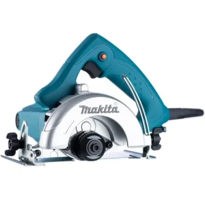 Serra Mármore Makita 4100NH2Z **Descrição do Produto:** A Serra Mármore Makita 4100NH2Z é uma ferramenta elétrica de alta performance projetada para cortes precisos em materiais como mármore, granito, cerâmica e outros tipos de pedras. Com um design ergonômico e robusto, esta serra proporciona conforto e segurança ao operador, além de garantir durabilidade e eficiência no trabalho. **Características Técnicas:** - **Potência:** 1.450 Watts - **Voltagem:** 220V - **Diâmetro do Disco:** 110 mm (4-3/8") - **Capacidade de Corte:** - 90°: 32,5 mm - 45°: 21,5 mm - **Velocidade Sem Carga:** 12.200 rpm - **Peso:** 3,0 kg - **Comprimento Total:** 234 mm - **Isolamento Duplo:** Sim **Características Funcionais:** - **Design Ergonômico:** O design da serra inclui uma empunhadura confortável que reduz a fadiga durante o uso prolongado. - **Leve e Compacta:** Facilita o manuseio e o transporte, ideal para trabalhos em locais de difícil acesso. - **Ajuste de Profundidade de Corte:** Permite ajustes precisos para diferentes necessidades de corte. - **Placa Base Ajustável:** A placa base pode ser ajustada para cortes em ângulos, oferecendo versatilidade para o operador. - **Sistema de Refrigeração:** Possui um sistema de refrigeração que aumenta a vida útil do disco e melhora a qualidade do corte. - **Botão de Travamento:** Facilita a troca do disco de corte, proporcionando segurança adicional ao operador. **Aplicações:** - Ideal para cortes em mármore, granito, cerâmica, azulejos e outros materiais de pedra. - Uso em construção civil, reformas e trabalhos de acabamento. **Acessórios Inclusos:** - Chave para troca do disco - Manual de instruções **Segurança:** - Equipado com um botão de segurança para evitar acionamentos acidentais. - Proteção contra sobrecarga para maior durabilidade e segurança do motor. **Cor:** - Predominantemente azul com detalhes em preto e prata. **Marca:** - Makita, conhecida por sua qualidade e inovação em ferramentas elétricas. **Código do Produto:** - 4100NH2Z **Categoria:** - Ferramentas Elétricas - Serras Elétricas - Equipamentos para Construção **Subcategoria:** - Serras Mármore - Ferramentas de Corte Esta descrição detalhada abrange as principais características técnicas e funcionais da Serra Mármore Makita 4100NH2Z, proporcionando informações suficientes para a categorização e listagem do produto em um e-commerce.