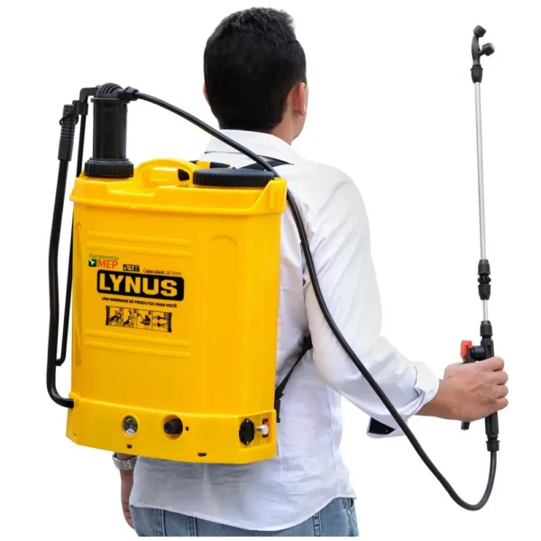 Pulverizador Manual a Bateria PL-18B 18 Litros - LYNUS **Descrição do Produto:** O Pulverizador Manual a Bateria PL-18B da marca LYNUS é um equipamento projetado para facilitar a aplicação de defensivos agrícolas, fertilizantes, herbicidas e outros líquidos em áreas agrícolas, jardins e hortas. Este modelo é equipado com uma bateria recarregável que proporciona maior autonomia e praticidade durante o uso, eliminando a necessidade de bombear manualmente o líquido. **Características Técnicas:** - **Capacidade do Tanque:** 18 litros - **Bateria:** Recarregável, proporcionando autonomia para longos períodos de uso. - **Material do Tanque:** Plástico resistente e durável, geralmente em polietileno de alta densidade (HDPE). - **Pressão de Trabalho:** Variável, ajustável conforme a necessidade de aplicação. - **Lança:** Metálica, geralmente em aço inoxidável, com bico ajustável para diferentes tipos de pulverização. - **Mangueira:** Flexível, resistente a produtos químicos, com comprimento suficiente para facilitar a mobilidade durante a aplicação. - **Alças:** Ajustáveis e acolchoadas para maior conforto durante o uso prolongado. - **Peso:** Leve para facilitar o transporte e manuseio. - **Dimensões:** Compactas para fácil armazenamento e transporte. **Características Funcionais:** - **Autonomia:** A bateria recarregável permite longos períodos de uso contínuo sem a necessidade de recarga frequente. - **Versatilidade:** Ideal para aplicação de diversos tipos de líquidos, incluindo defensivos agrícolas, fertilizantes e herbicidas. - **Ergonomia:** Design ergonômico com alças ajustáveis e acolchoadas, proporcionando conforto durante o uso prolongado. - **Eficiência:** A pressão de trabalho ajustável e a lança com bico regulável permitem uma pulverização uniforme e eficiente. - **Durabilidade:** Construção robusta com materiais de alta qualidade, garantindo longa vida útil do equipamento. **Aplicações:** - **Agricultura:** Pulverização de defensivos agrícolas, fertilizantes e herbicidas em plantações. - **Jardinagem:** Aplicação de produtos em jardins e hortas. - **Manutenção de Áreas Verdes:** Ideal para uso em parques, campos de golfe e outras áreas verdes. **Acessórios Incluídos:** - **Carregador de Bateria:** Para recarga da bateria integrada. - **Bicos de Pulverização:** Diferentes tipos de bicos para variadas aplicações de pulverização. - **Manual de Instruções:** Guia completo para montagem, uso e manutenção do equipamento. Este pulverizador manual a bateria é uma excelente opção para quem busca praticidade, eficiência e conforto na aplicação de produtos líquidos em diversas áreas, garantindo uma pulverização uniforme e eficaz.