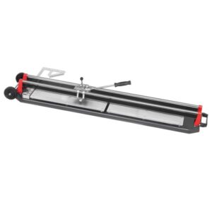 Riscadeira 1,25 Cortag MASTER PLUS 125 **Descrição do Produto:** A Riscadeira 1,25 Cortag MASTER PLUS 125 é uma ferramenta robusta e precisa, projetada para cortar pisos e revestimentos cerâmicos com alta eficiência. Ideal para profissionais da construção civil e reformas, esta riscadeira proporciona cortes precisos e limpos, facilitando o trabalho em obras de pequeno, médio e grande porte. **Características Técnicas:** - **Comprimento Máximo de Corte:** 1250 mm - **Espessura Máxima de Corte:** 15 mm - **Estrutura:** Fabricada em aço de alta resistência, garantindo durabilidade e robustez. - **Base:** Base de apoio em alumínio, proporcionando leveza e resistência à corrosão. - **Guias:** Guias em aço cromado, oferecendo maior precisão e durabilidade no corte. - **Rodel:** Rodel de tungstênio com diâmetro de 22 mm, garantindo cortes precisos e maior vida útil da ferramenta. - **Sistema de Corte:** Sistema de corte com alavanca ergonômica, permitindo maior controle e conforto durante o uso. - **Rodas:** Rodas de transporte integradas, facilitando a movimentação e o transporte da ferramenta no local de trabalho. - **Apoio Lateral:** Apoio lateral ajustável, permitindo cortes em ângulo com precisão. - **Peso:** Aproximadamente 15 kg, combinando estabilidade e portabilidade. **Características Funcionais:** - **Precisão:** Permite realizar cortes retos e diagonais com alta precisão, essencial para acabamentos de qualidade. - **Durabilidade:** Materiais de alta qualidade garantem uma longa vida útil da ferramenta, mesmo em condições de uso intensivo. - **Ergonomia:** Alavanca com empunhadura ergonômica e rodas de transporte que facilitam o manuseio e a movimentação da riscadeira. - **Versatilidade:** Ideal para cortar diversos tipos de pisos e revestimentos cerâmicos, incluindo porcelanatos. - **Facilidade de Uso:** Sistema de corte intuitivo e fácil de operar, mesmo para usuários menos experientes. **Aplicações:** - **Construção Civil:** Ideal para uso em obras de construção e reformas, garantindo cortes precisos em pisos e revestimentos cerâmicos. - **Revestimentos:** Perfeita para cortes de azulejos, porcelanatos e outros tipos de revestimentos cerâmicos. - **Acabamentos:** Essencial para trabalhos de acabamento que exigem precisão e qualidade nos cortes. A Riscadeira 1,25 Cortag MASTER PLUS 125 é uma ferramenta indispensável para profissionais que buscam eficiência, precisão e durabilidade em seus trabalhos de corte de cerâmicas.