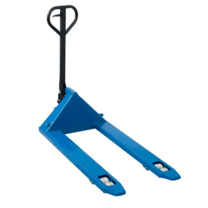 O Transpalete Hidráulico Manual Bovenau TP2300 é um equipamento robusto e eficiente, ideal para o transporte de cargas paletizadas em ambientes industriais, comerciais e logísticos. Abaixo estão as características técnicas e funcionais detalhadas do produto: **Características Gerais:** - **Modelo:** TP2300 - **Marca:** Bovenau - **Tipo:** Transpalete Hidráulico Manual - **Cor:** Azul (estrutura principal) e preto (alavanca) **Dimensões e Capacidade:** - **Capacidade de Carga:** 2300 kg - **Comprimento Total:** Aproximadamente 1200 mm - **Largura Total:** Aproximadamente 550 mm - **Altura Máxima de Elevação:** Aproximadamente 200 mm - **Altura Mínima de Elevação:** Aproximadamente 85 mm - **Comprimento dos Garfos:** Aproximadamente 1150 mm - **Largura dos Garfos:** Aproximadamente 160 mm - **Distância entre os Garfos:** Aproximadamente 230 mm **Componentes e Materiais:** - **Estrutura:** Aço de alta resistência, pintado com tinta em pó (powder coating) para maior durabilidade e proteção contra corrosão. - **Rodas:** Rodas de entrada e saída em poliuretano, que proporcionam maior durabilidade e menor atrito, facilitando a movimentação. - **Alavanca:** Alavanca ergonômica com revestimento emborrachado para maior conforto durante o uso. - **Sistema Hidráulico:** Sistema hidráulico de alta eficiência, com válvula de sobrecarga para garantir segurança durante o uso. **Funcionalidades:** - **Elevação Manual:** Sistema de elevação acionado manualmente por meio da alavanca, permitindo o levantamento suave e controlado das cargas. - **Movimentação:** Equipado com rodas de alta resistência, permitindo fácil manobrabilidade em diferentes tipos de piso. - **Segurança:** Válvula de segurança integrada no sistema hidráulico para evitar sobrecarga e garantir a integridade do operador e do equipamento. - **Facilidade de Uso:** Design ergonômico que facilita o manuseio e o transporte de cargas pesadas com mínimo esforço. **Aplicações:** - Ideal para uso em armazéns, centros de distribuição, supermercados, indústrias e qualquer ambiente que necessite de movimentação de cargas paletizadas. **Vantagens:** - **Durabilidade:** Construído com materiais de alta qualidade que garantem longa vida útil do equipamento. - **Eficiência:** Facilita o transporte de cargas pesadas, aumentando a produtividade e reduzindo o esforço físico do operador. - **Segurança:** Equipado com sistema de válvula de segurança para evitar acidentes e danos ao equipamento. Essas características fazem do Transpalete Hidráulico Manual Bovenau TP2300 uma excelente escolha para quem busca eficiência, segurança e durabilidade na movimentação de cargas.